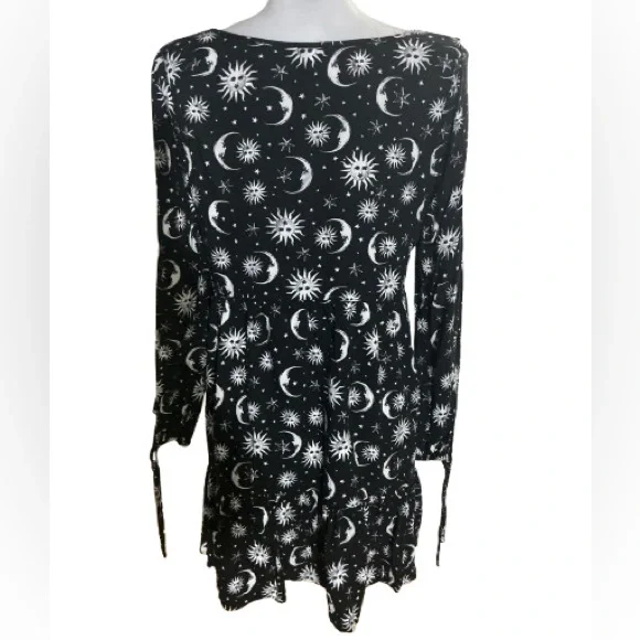 Hot Topic Black & White Celestial Long-Sleeve Empire Waist Juniors Mini Dress - Picture 3 of 10